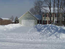 The plow piles along the driveway are getting high!.JPG (418732 bytes)